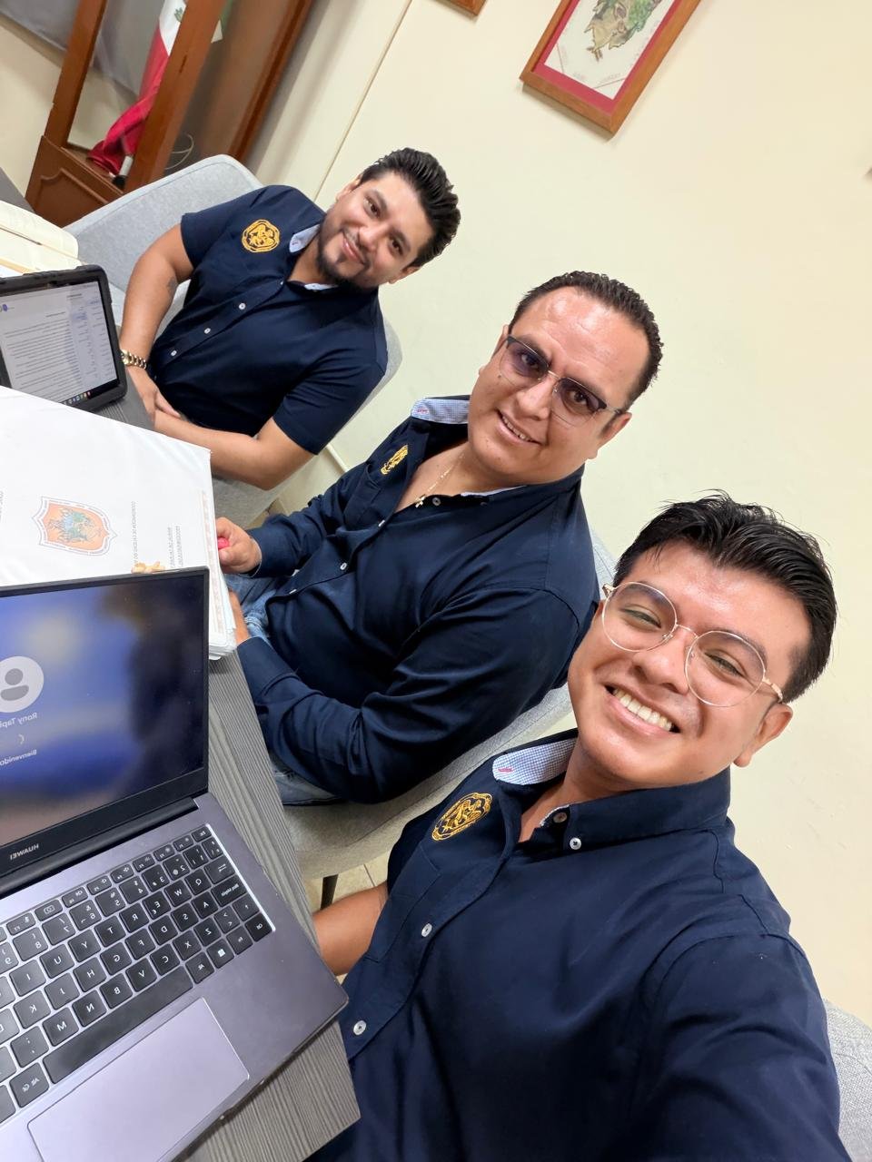 Personal de la ENUFC revisando documentación del Sistema de Gestión de la Calidad