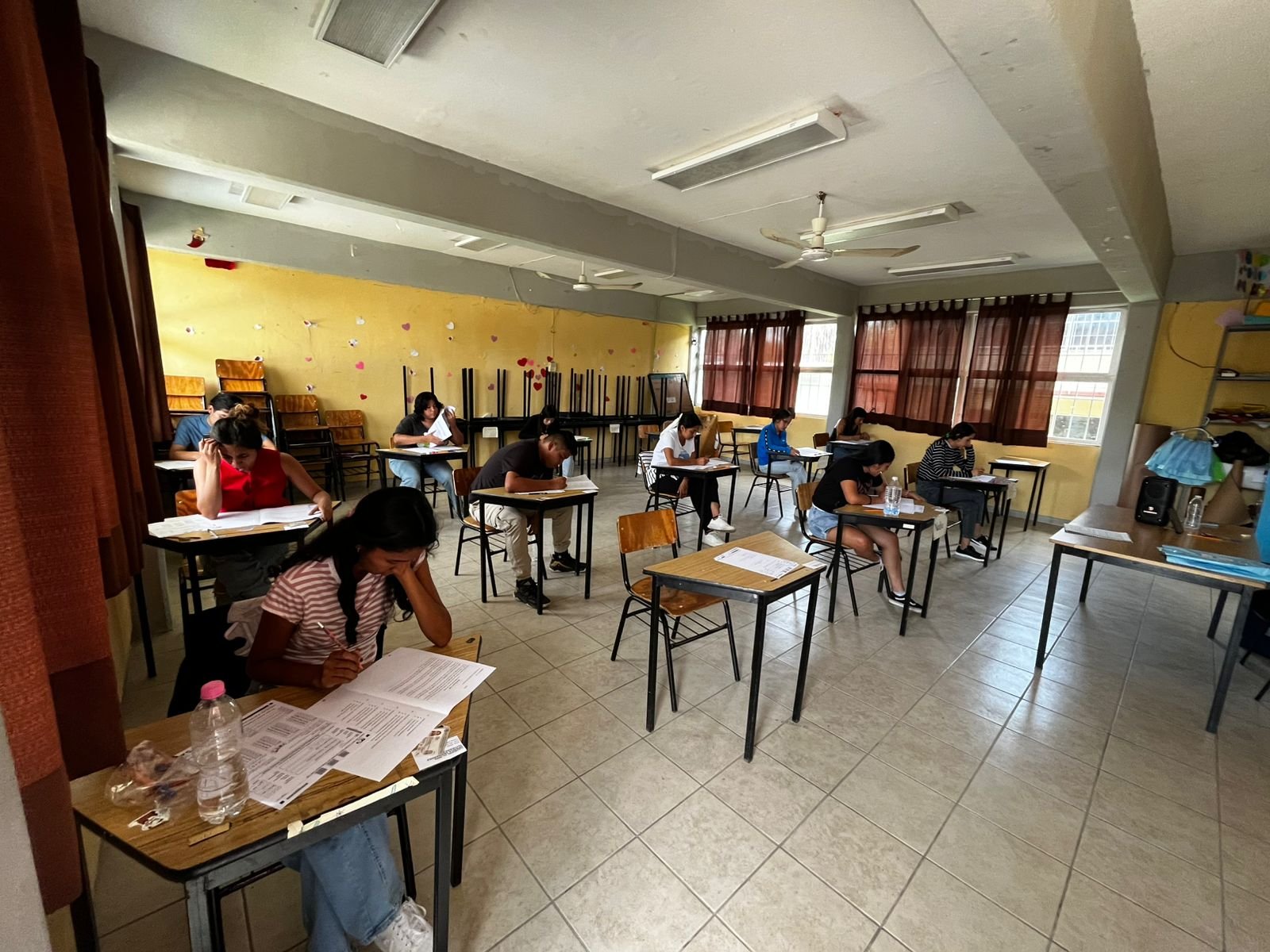 Estudiantes ENUFC realizando evaluación de certificación de inglés
