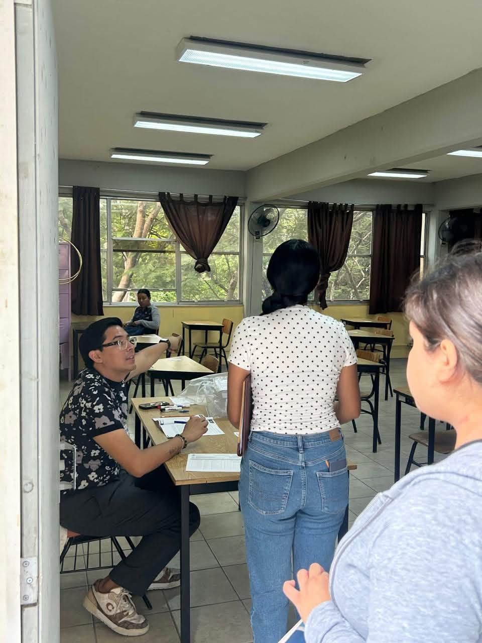 Personal de apoyo durante el acceso de aspirantes al examen