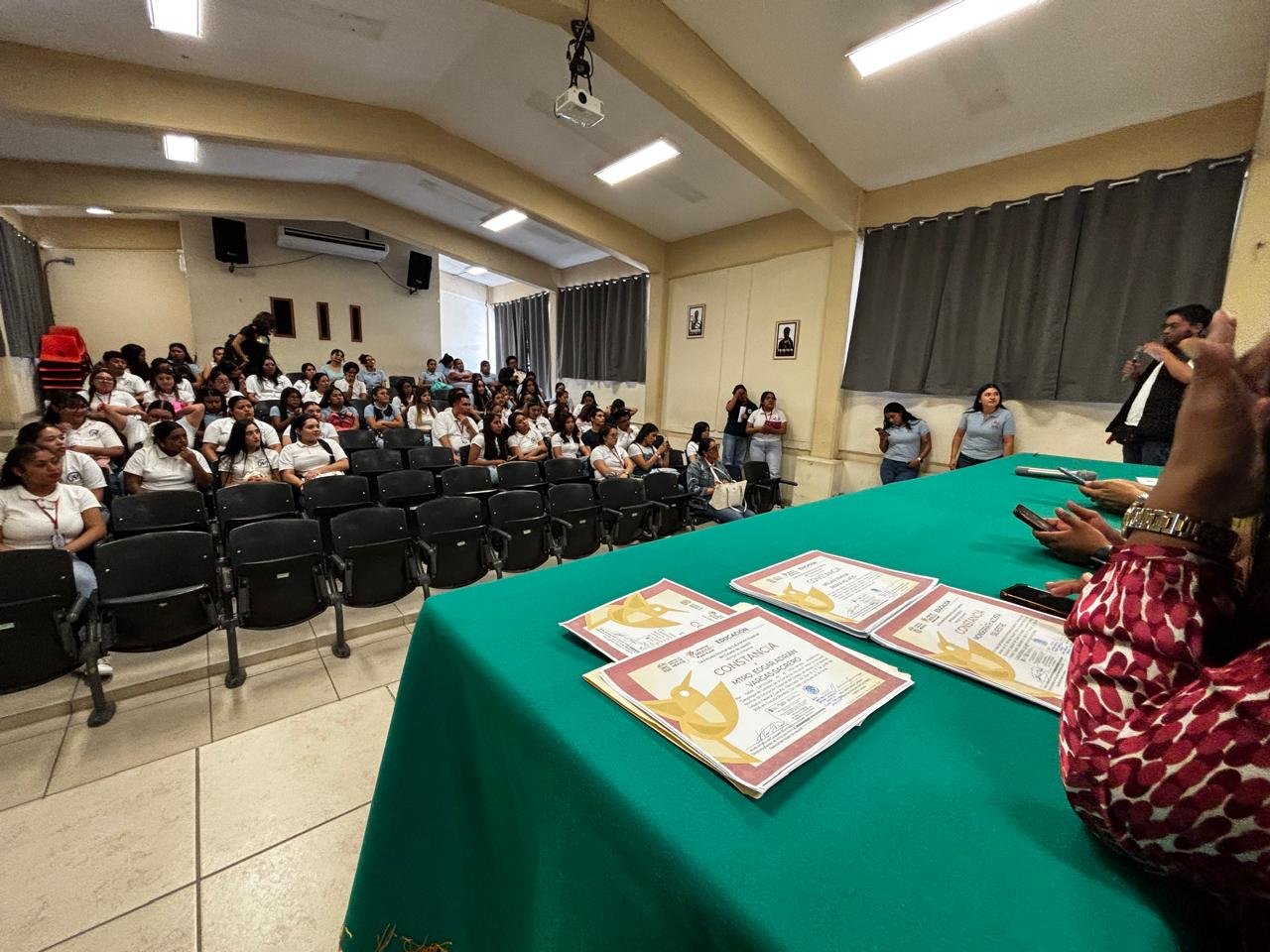 Estudiantes y docentes durante presentación de experiencias