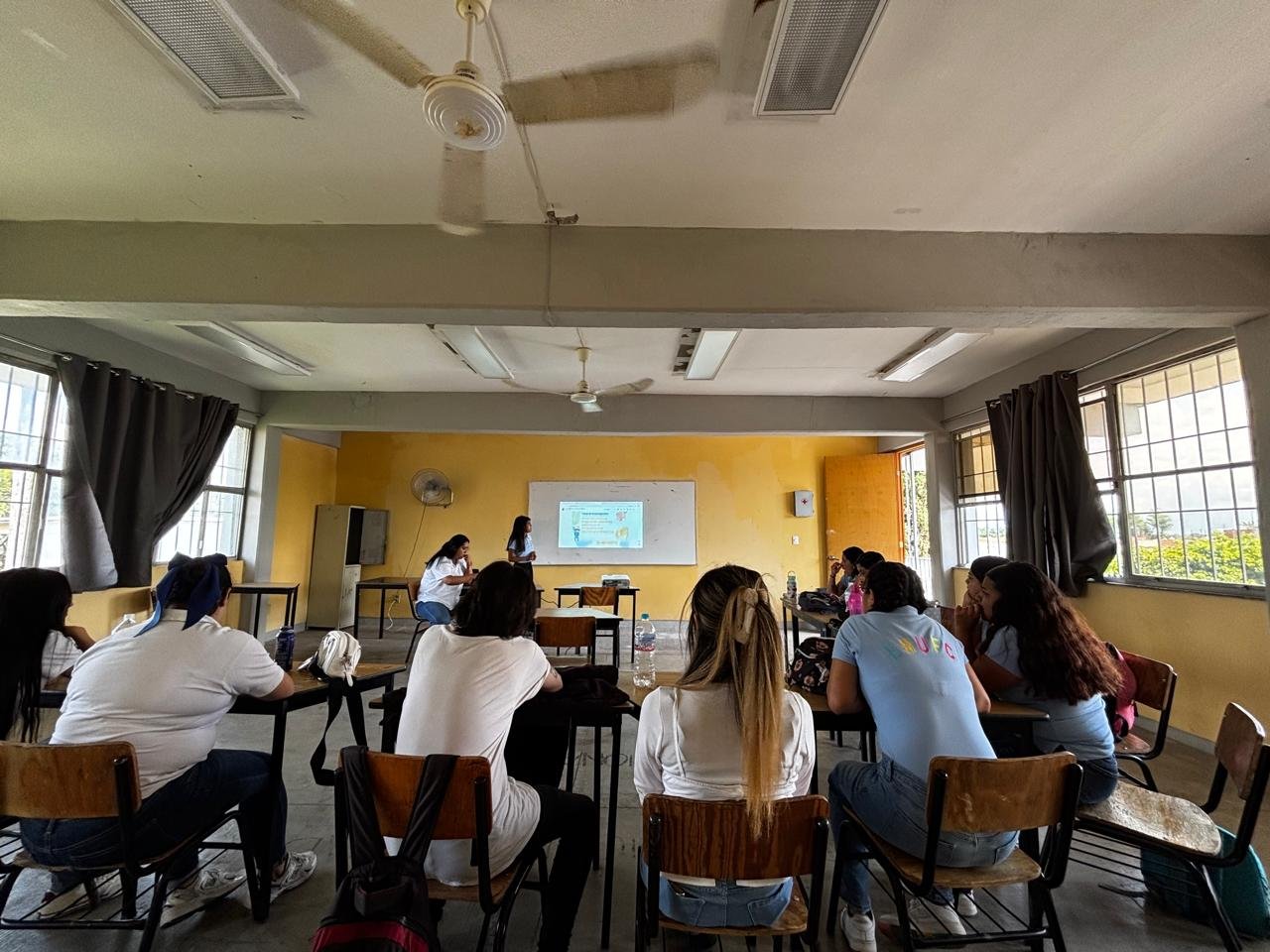 Sesión de diálogo académico entre estudiantes