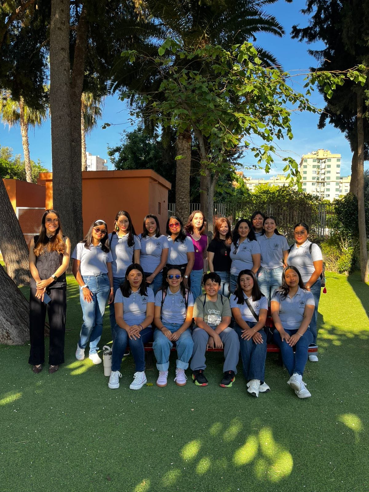 Estudiantes ENUFC con docentes durante estancia académica internacional