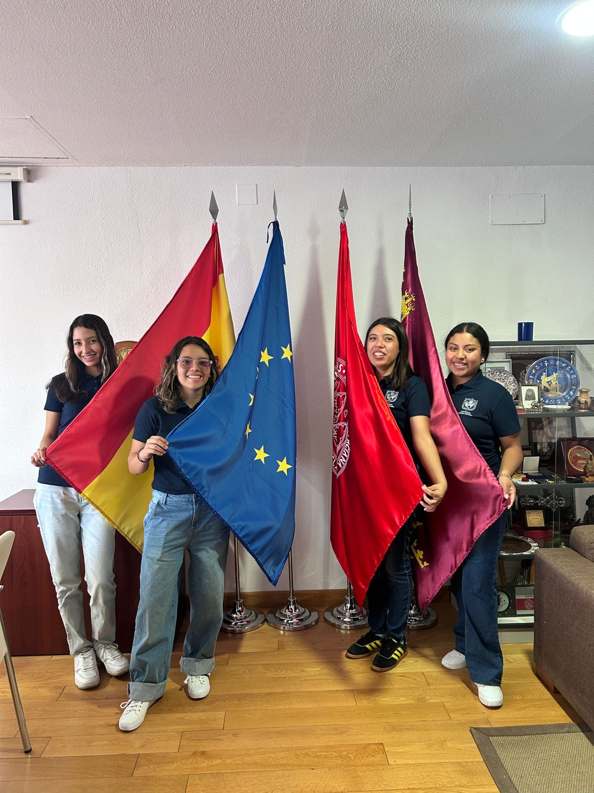 Estudiantes ENUFC con banderas durante estancia académica en España