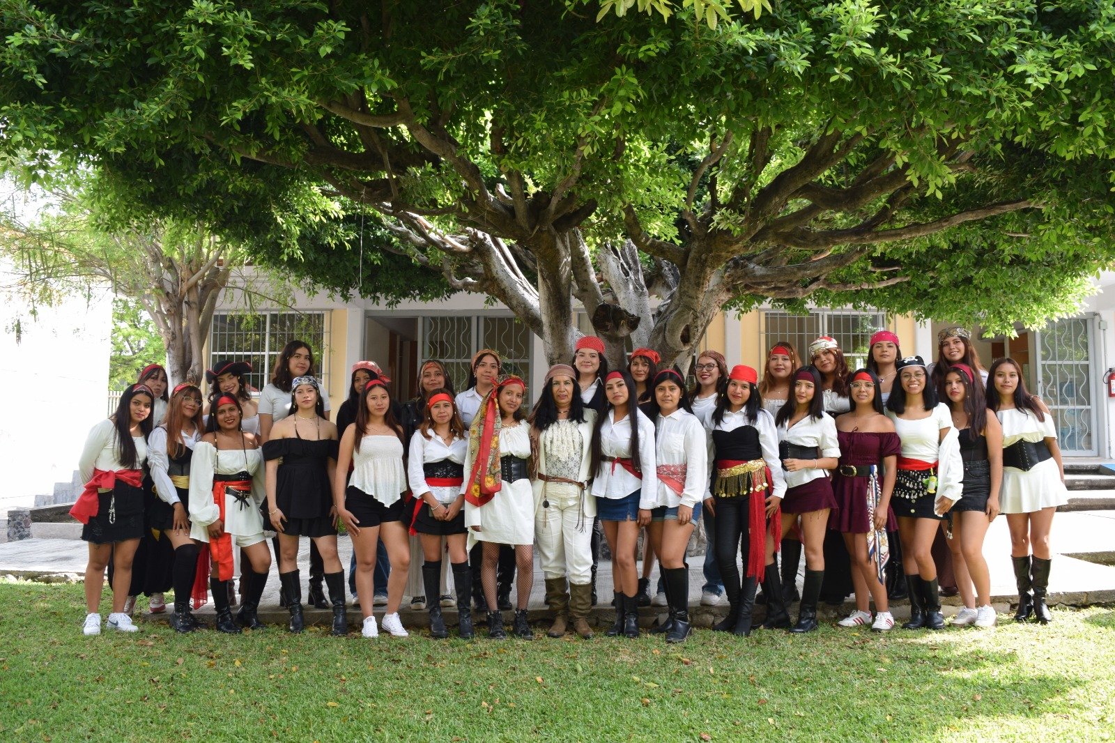 Grupo de estudiantes de quinto semestre de Educaci&oacute;n Preescolar durante actividad de pr&aacute;ctica profesional