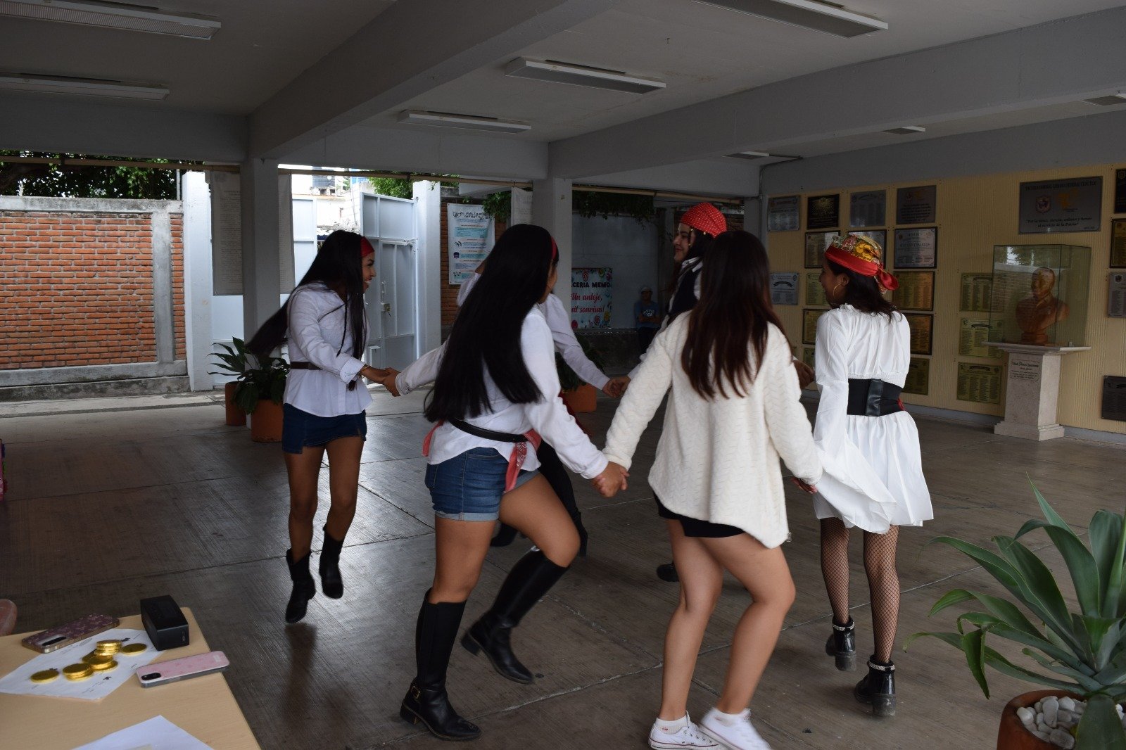 Estudiantes realizando dinámica de fortalecimiento pedagógico